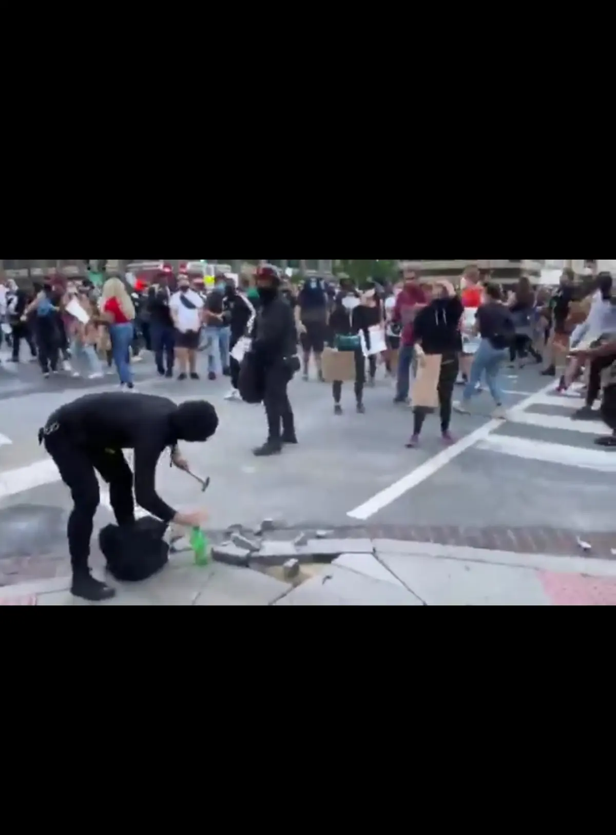 معترضین فردی را که دست به تخریب اموال عمومی می زند ،  حین اعتراض تحویل پلیس میدهند.+فیلم