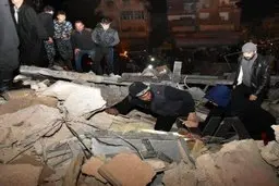 لحظه وقوع زلزله‌ای جدید در ترکیه | یک برج دیگر بر سر مردم فرو ریخت! + ویدئو