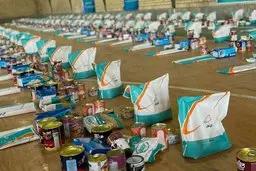 اعزام تیم یاری رسان و توزیع بسته های حمایتی همراه اول در مناطق زلزله زده سی سخت