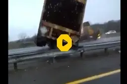تصادف هولناک در اتوبان؛ لحظه چپ شدن تریلی و خلق فاجعه+ ویدئو