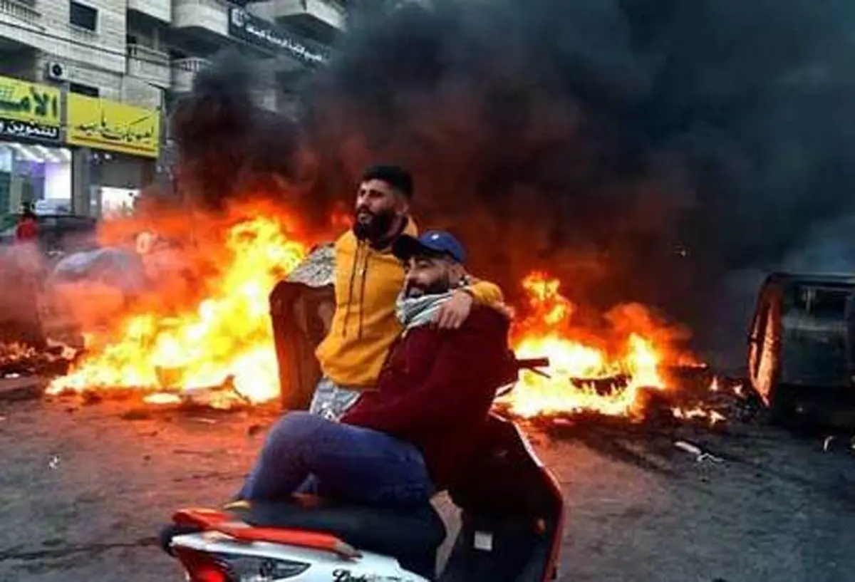 در لبنان در اعتراض به اوضاع معیشتی اعتراض شد| تظاهرات در لبنان به آتش زدن سطل های زباله کشید