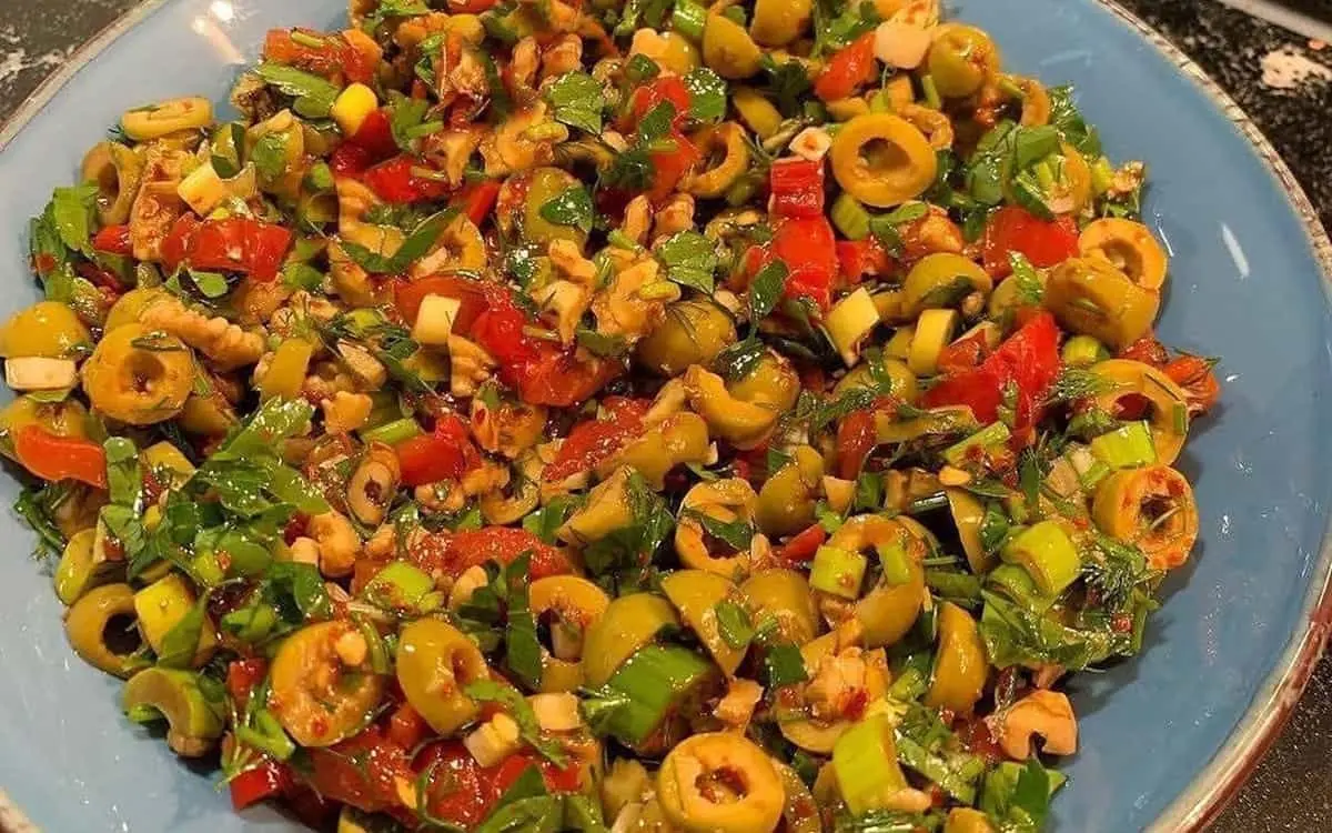 طرز تهیه سالاد گردو زیتون | اگه یک بار درستش کنی عاشقش می‌شی +ویدئو