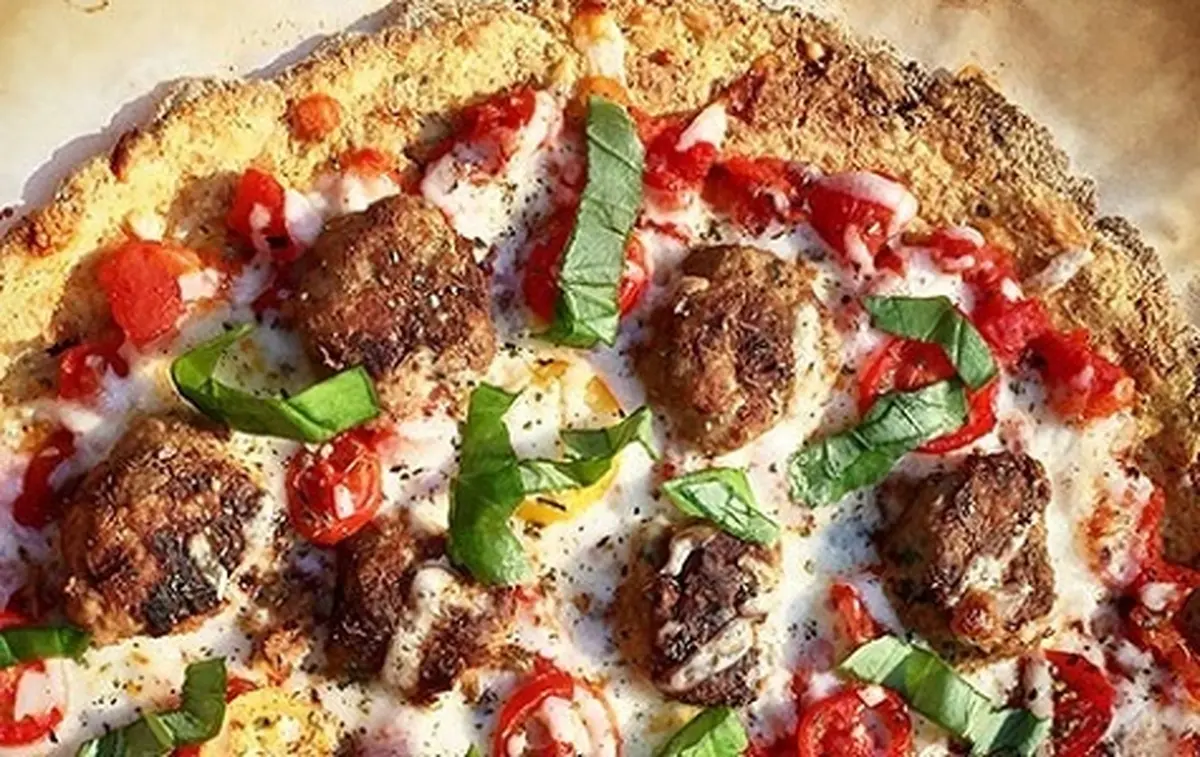 اگه این پیتزا رو توی خونه درست کنی دیگه بیرون نمیخوری! | طرز تهیه پیتزا سیر و استیک خانگی +ویدئو