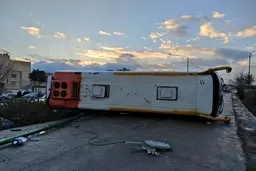 مصدومیت ۱۸ نفر در پی تصادف اتوبوس با کامیون در اصفهان