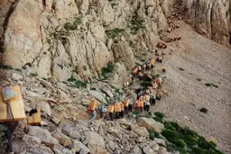 رحیمی، نماینده مجلس: ۴ کولبر در ۲ هفته اخیر کشته شده‌اند | میانگین سنی آنها ۳۰ سال بود