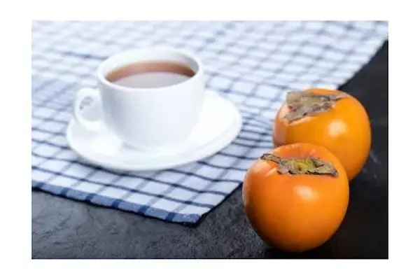 با خرمالو یک نوشیدنی پاییزی متفاوت درست کنید | دستور تهیه چای خرمالو با عسل و ادویه