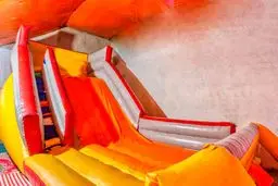 مرگ تلخ یک کودک در حین بازی با قلعه بادی شهربازی | دخترک رو باد برد! + ویدئو