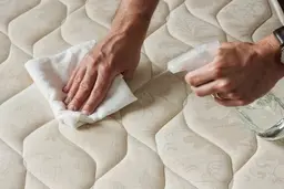 دیگه نگران لکه زردهای تشکت نباش! | نحوه پاک کردن لکه تشک +ویدئو