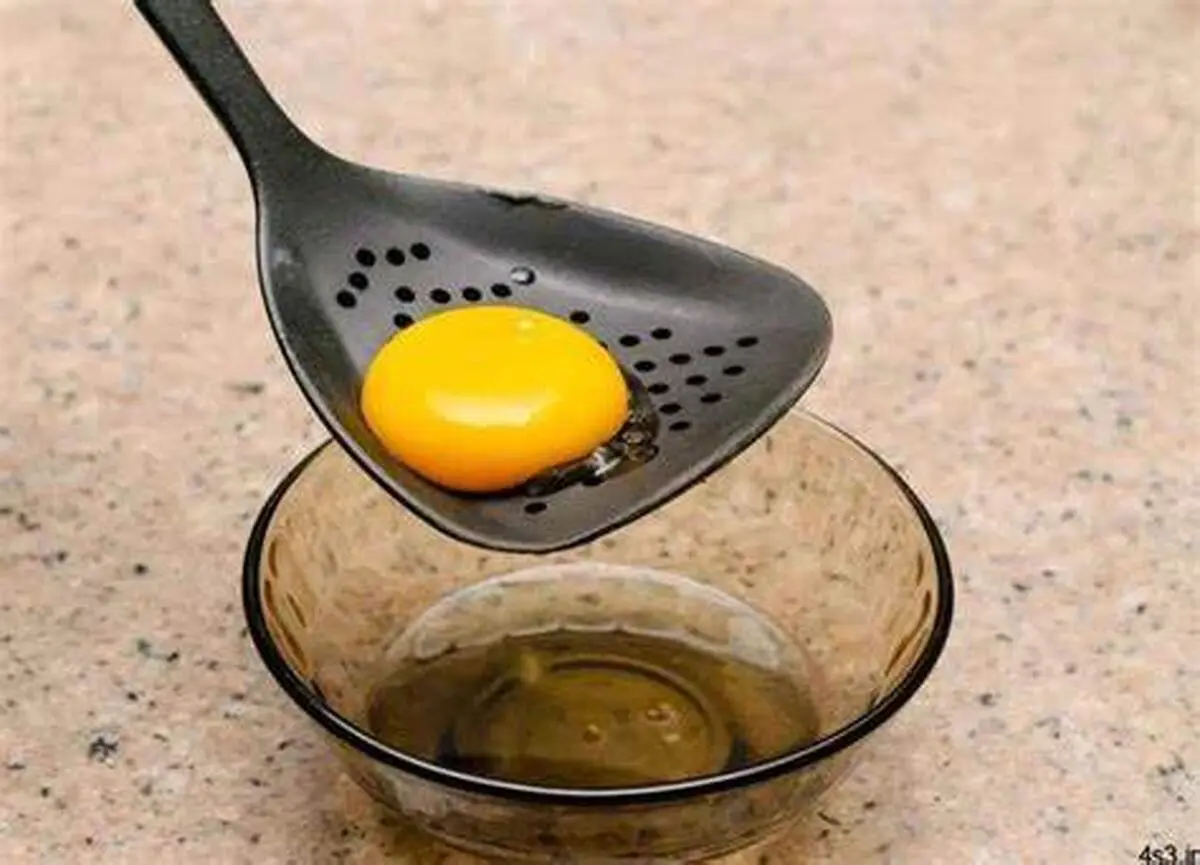 بیا بهت یاد بدم چه جوری زرده تخم مرغ رو با ساده ترن روش ها جدا کنی+ ویدئو