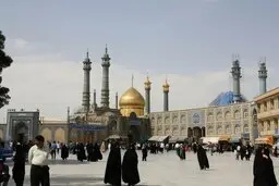 زائران بدون هیچ مانعی در حال زیارت مضجع شریف حضرت معصومه(س) هستند