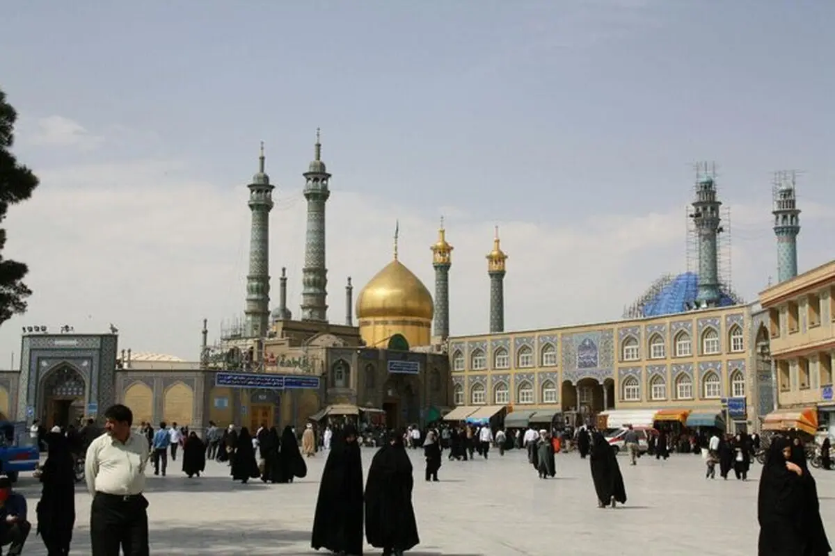 زائران بدون هیچ مانعی در حال زیارت مضجع شریف حضرت معصومه(س) هستند