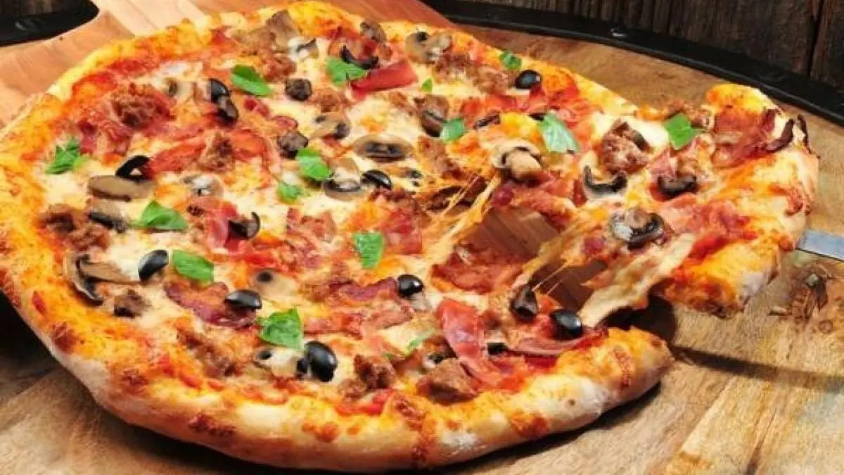 دیگه برنج های اضافی رو دور نریز | با پیتزای برنج، دیگه نگران کالری پیتزا نباشید | طرز تهیه پیتزای برنج +ویدئو