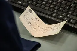 هشدار جدی :  خانم‌ها دسته چک نگیرند
