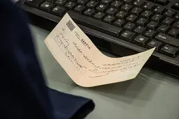 هشدار جدی :  خانم‌ها دسته چک نگیرند