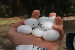 امروز | بارش عجیب و وحشتناک تگرگ در نیشابور | تگرگ‌هایی به اندازه‌ی تخم‌مرغ!+ویدئو 