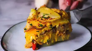 ترکیبی خوش‌عطر از سیب‌زمینی، مرغ و پنیر | طرز تهیه پای سیب‌زمینی +ویدئو