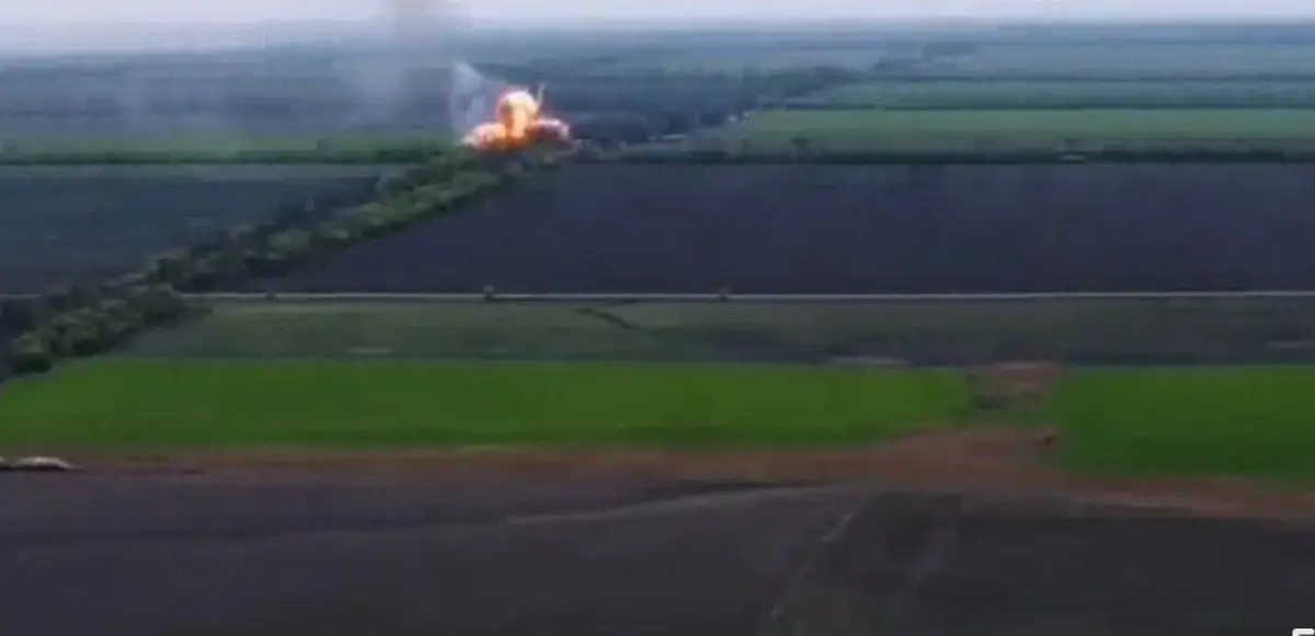لحظه انفجار تانک روسی در خط مقدم جبهه شرق اوکراین+ویدئو 