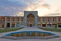 نفوذ آب به کاروانسرای گنجعلی‌خان | فعالیت یک مغازه فالوده‌فروشی اثر تاریخی را تهدید کرد