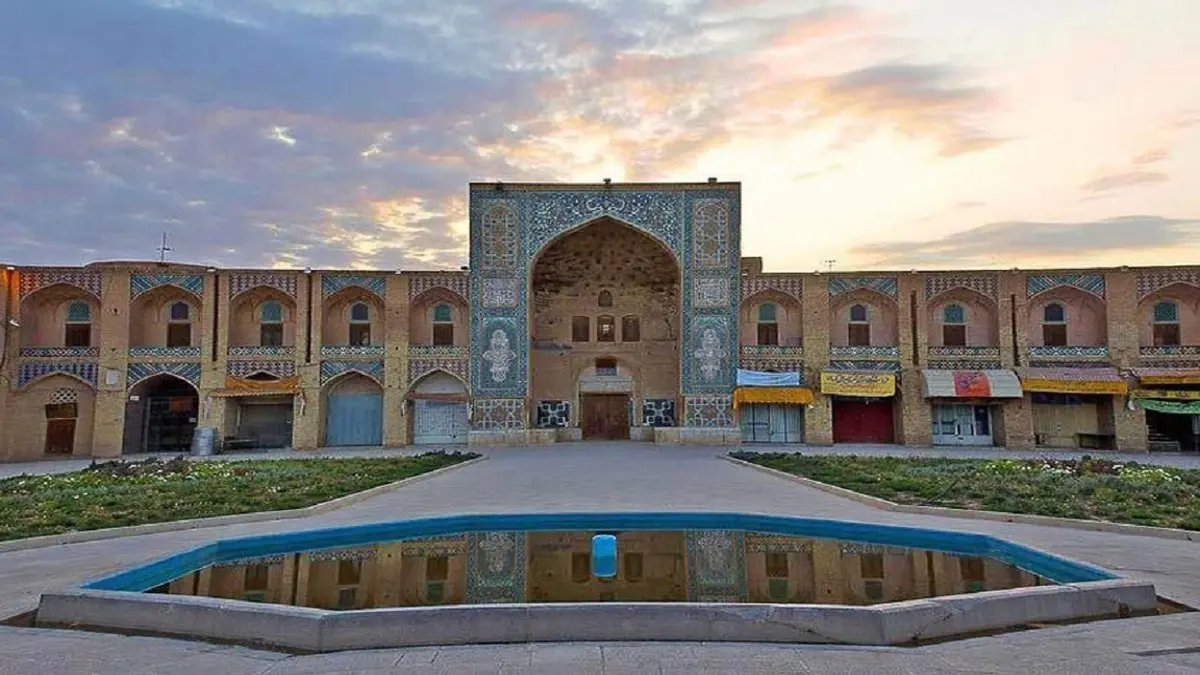نفوذ آب به کاروانسرای گنجعلی‌خان | فعالیت یک مغازه فالوده‌فروشی اثر تاریخی را تهدید کرد