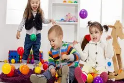 بگذاریم بچه ها یک دلِ سیر بازی کنند! چرا آزادی در بازی و شادی پایه یادگیری است؟