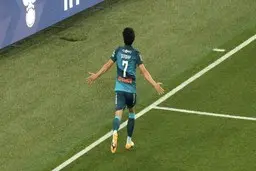 سردار آزمون  | هدیه خاص به مناسبت تولد مادرش به او تقدیم کرد