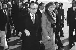 افشاگری جدید از فرح پهلوی | ماجرای حضور دوست پسر فرح در کنار بستر شاه! 