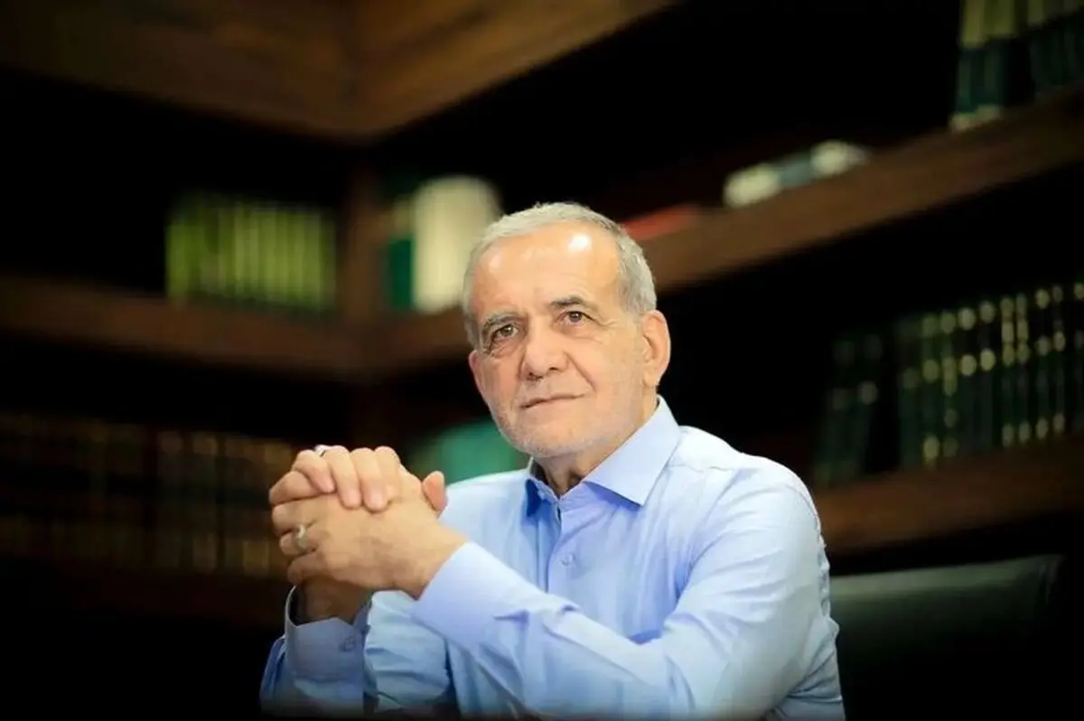 مسعود پزشکیان را با این پوشش تا به حال ندیده اید | عکسی از رئیس ستاد مردمی در کنار رهبر انقلاب