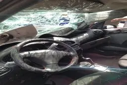 ببینید یک مامور پلیس از خطر٬ جان سالم به در برد | تصادف سنگین یک راننده بی‌احتیاط با خودروی متوقف شده +ویدئو