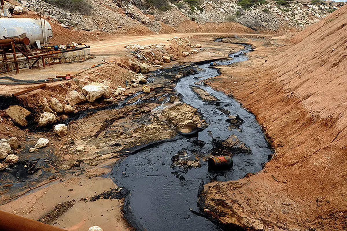 تخلیه پساب‌های نفتی، سواحل جزیره خارک را آلوده کرد