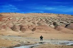 زیبایی های گرمسار | کوه‌ رنگا‌ورنگ اژدها+ ویدئو