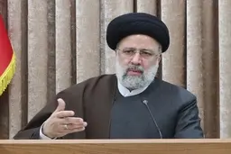 رئیسی: به هیچ وجه نمی‌خواهیم قیمت بنزین را افزایش دهیم | در حال بررسی طرح هایی هستیم که نحوه توزیع بنزین را عادلانه کند؛ آن هم فعلا به صورت آزمایشی و محدود اجرا می شود
