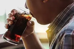 تأثیرات نامطلوب نوشابه های گازدار قندی بر کلیه‌ها