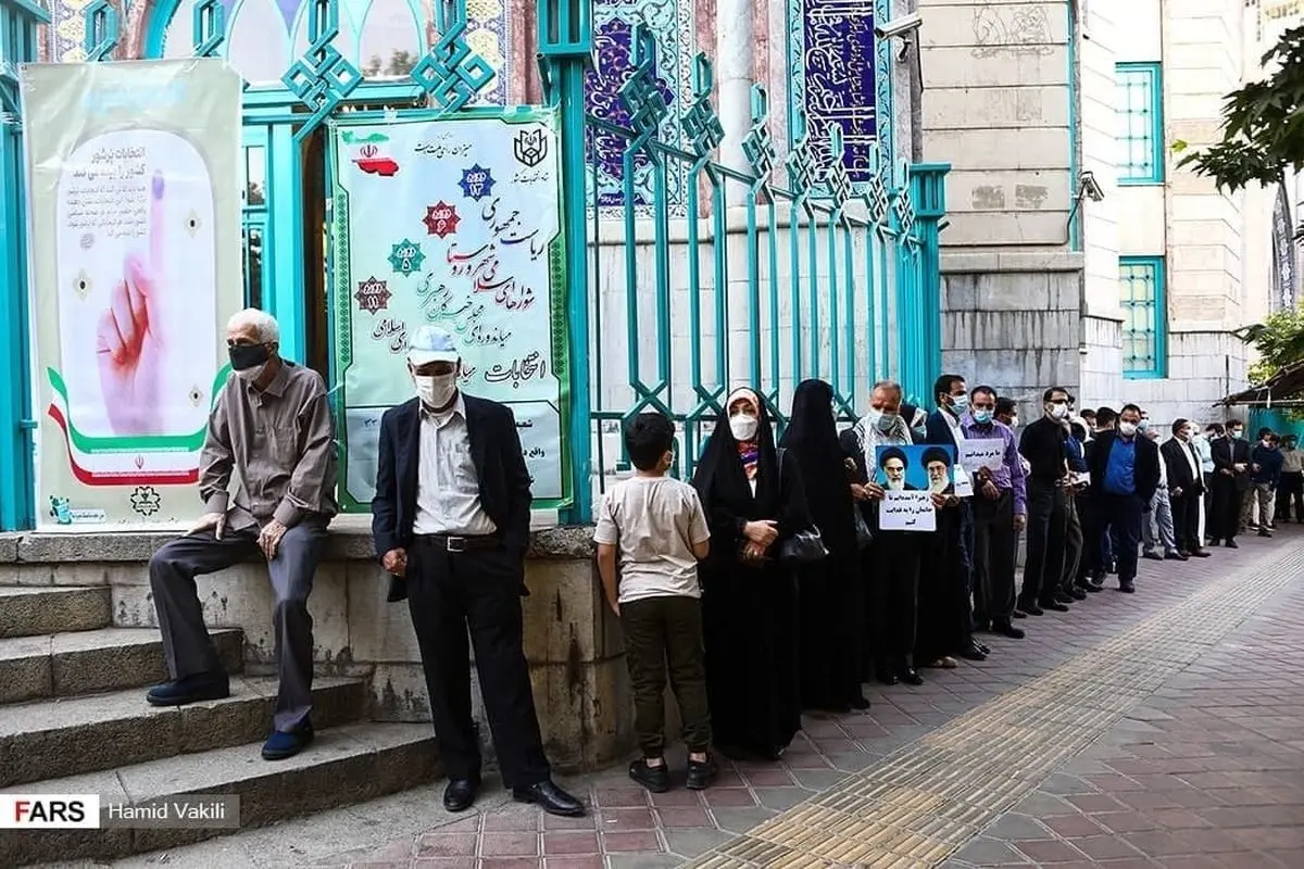 حضور پرشور مردم برای شرکت در انتخابات | صف طولانی رای دادن در حسینیه ارشاد