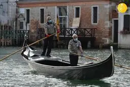 پاروی بلم‌رانان باز هم به تن آ‌براه‌های ونیز می‌خورد.