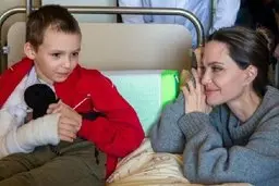 آنجلینا جولی در کنار کودکان جنگ‌زده اوکراین