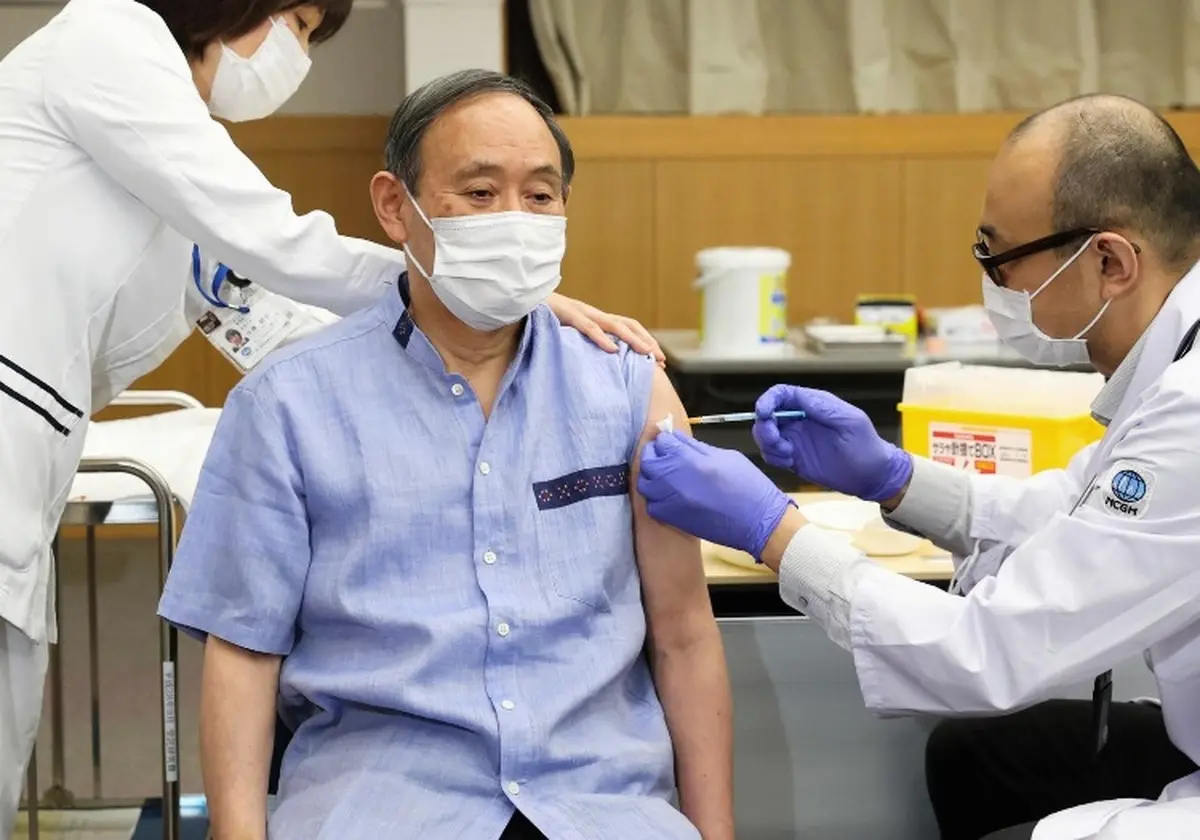 نخست‌وزیر ژاپن پیش از دیدار با بایدن واکسن کرونا دریافت کرد