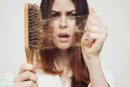 با ریزش مو چیکار کنم؟ | درمان ریزش مو با سرم دست‌ساز +ویدئو