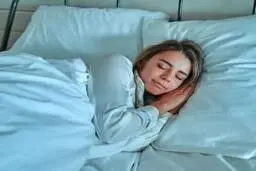 زیبایی‌تان را در خواب هم حفظ کنید | این کارها شما را در خواب زیبا می‌کند 