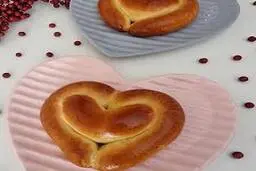 بدون هیچ وسیله ای نون قلبی درست کن! | طرز تهیه نان فانتزی قلبی +ویدئو