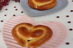 بدون هیچ وسیله ای نون قلبی درست کن! | طرز تهیه نان فانتزی قلبی +ویدئو