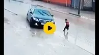  نجات معجزه‌آسای یک دختر از وسط یک خیابان در شهرکرد + ویدئو