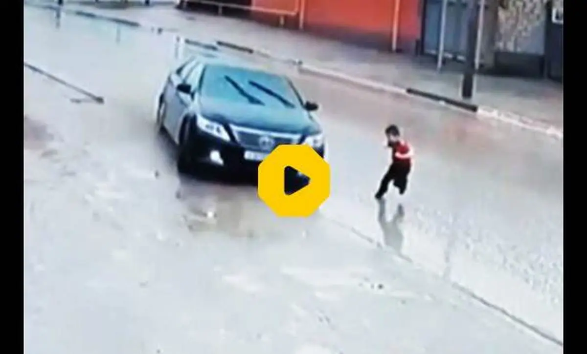  نجات معجزه‌آسای یک دختر از وسط یک خیابان در شهرکرد + ویدئو