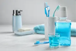 هشدار ، در حمام مسواک نزنید | عوارض مسواک زدن در حمام