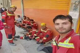 قهرمان جهان به کمک مردم زیر آوار متروپل رفت