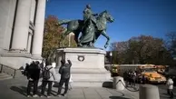 نیویورک | مجسمه تئودور روزولت را از مقابل موزه شهر برداشته میشود.
