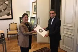 اسماعیلی رونوشت استوارنامه خود را به وزارت امور خارجه کرواسی تقدیم کرد