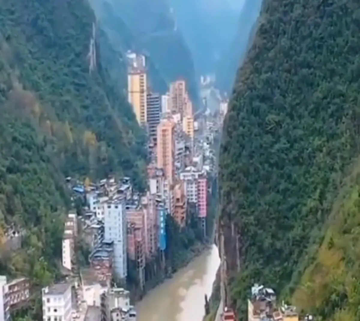 باریک ترین شهر دنیا که از دل کوه رد میشه! | این شهر کجاست؟ + ویدئو