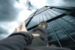 سقوط یک مرد روسی از طبقه نوزدهم روی یک ماشین | به طرز معجزه آسایی هیچیش نشد!! + ویدئو