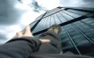 لحظه‌ی وحشتناک سقوط یک پسر از بالای ساختمان!+ویدئو 