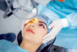 صدا و سیما بلاخره ریسک کرد! | برای اولین بار جراحی چشم را به طور زنده در یک برنامه تلویزیونی نشان داد + ویدئو